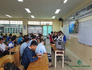 Sinh viên thực hành lập trình trực tiếp trên robot