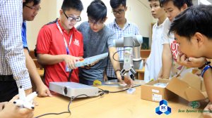 Sinh viên thực hành lập trình trực tiếp trên cánh tay robot