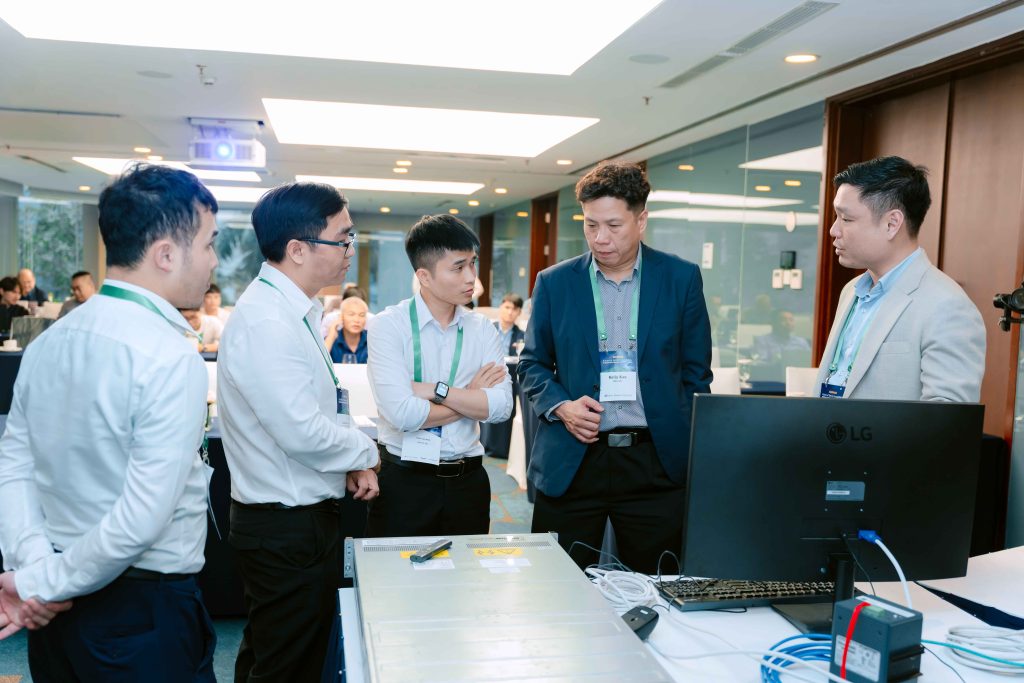 Khách mời hào hứng trải nghiệm trực tiếp sản phẩm ztC Endurance™