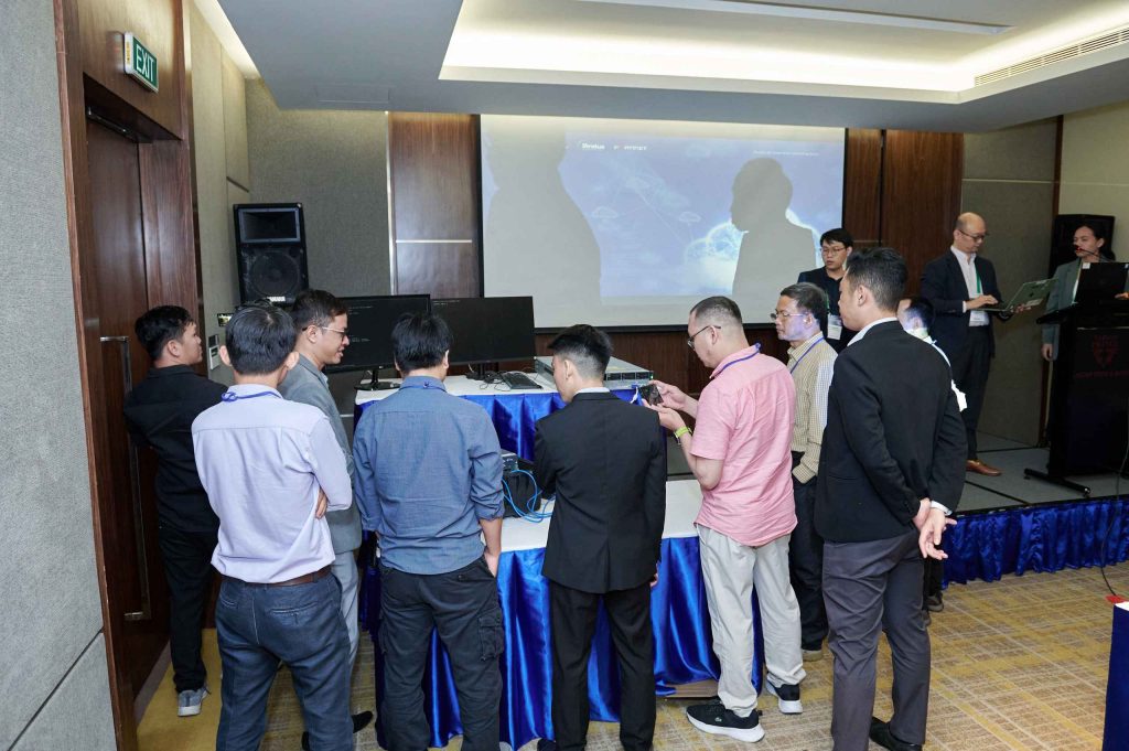 Khách mời hào hứng trải nghiệm trực tiếp sản phẩm ztC Endurance™