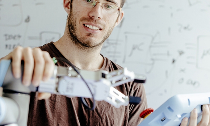 7-reasons-why-you-should-invest-in-a-cobot